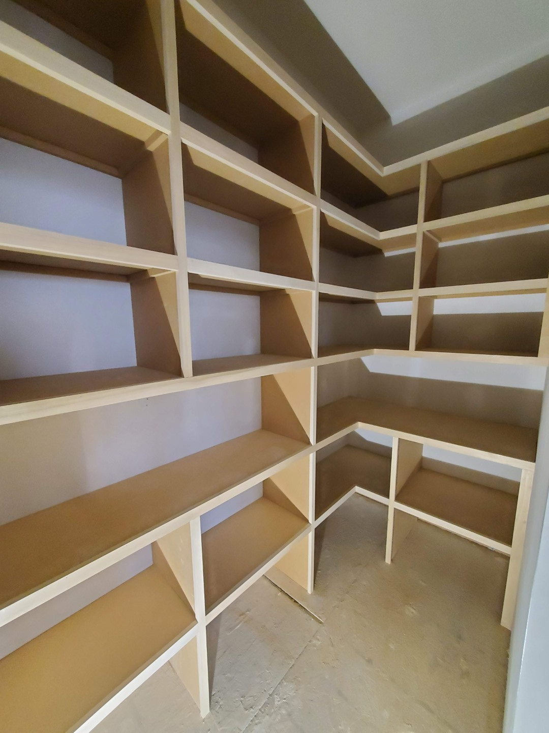 Closet shelving