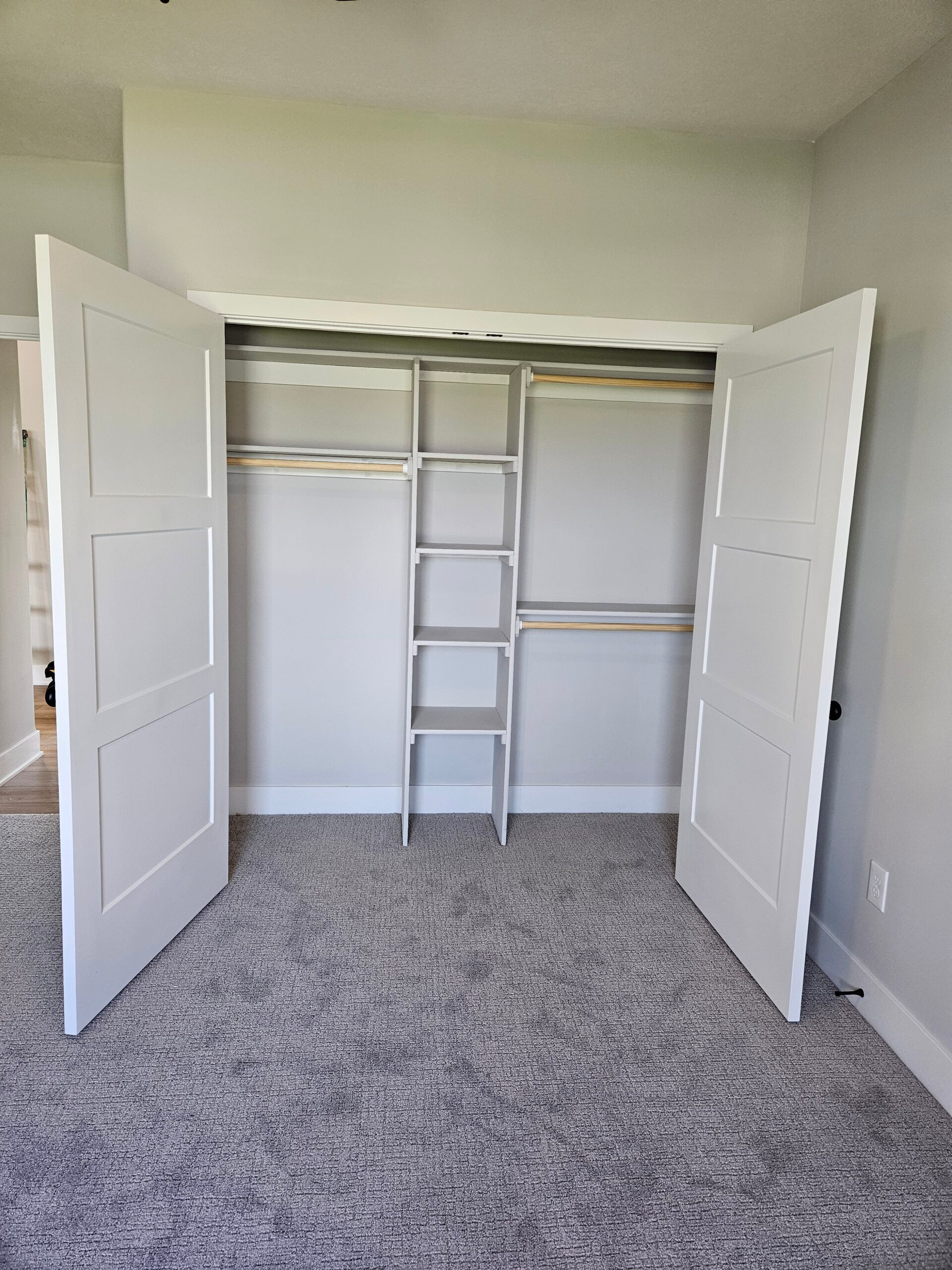 Closet shelving