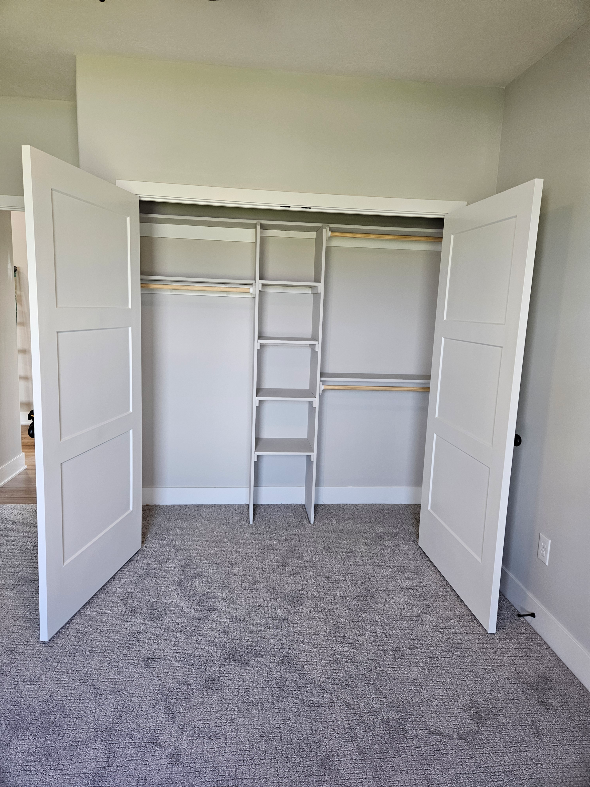 Closet shelving