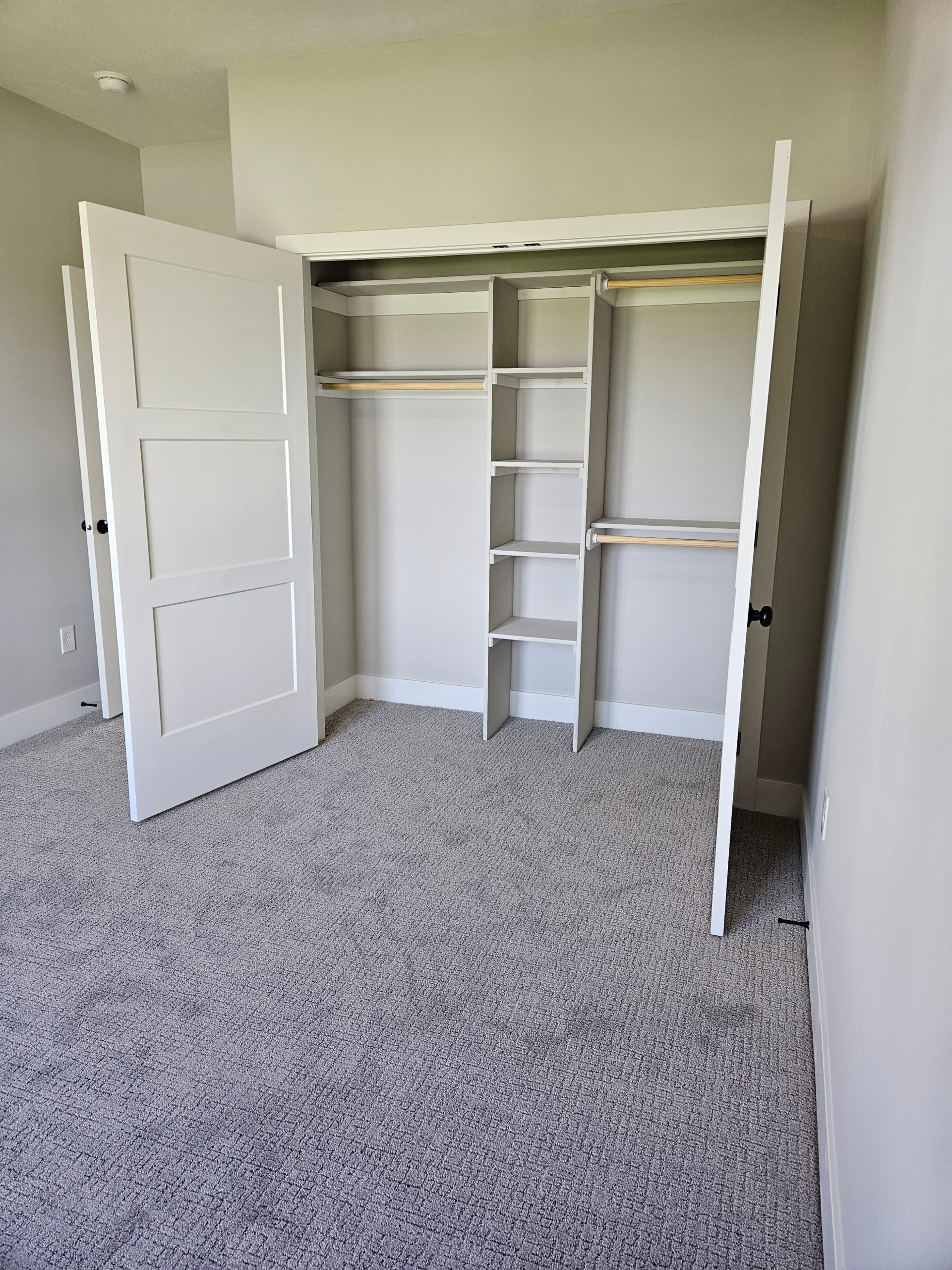 Closet shelving