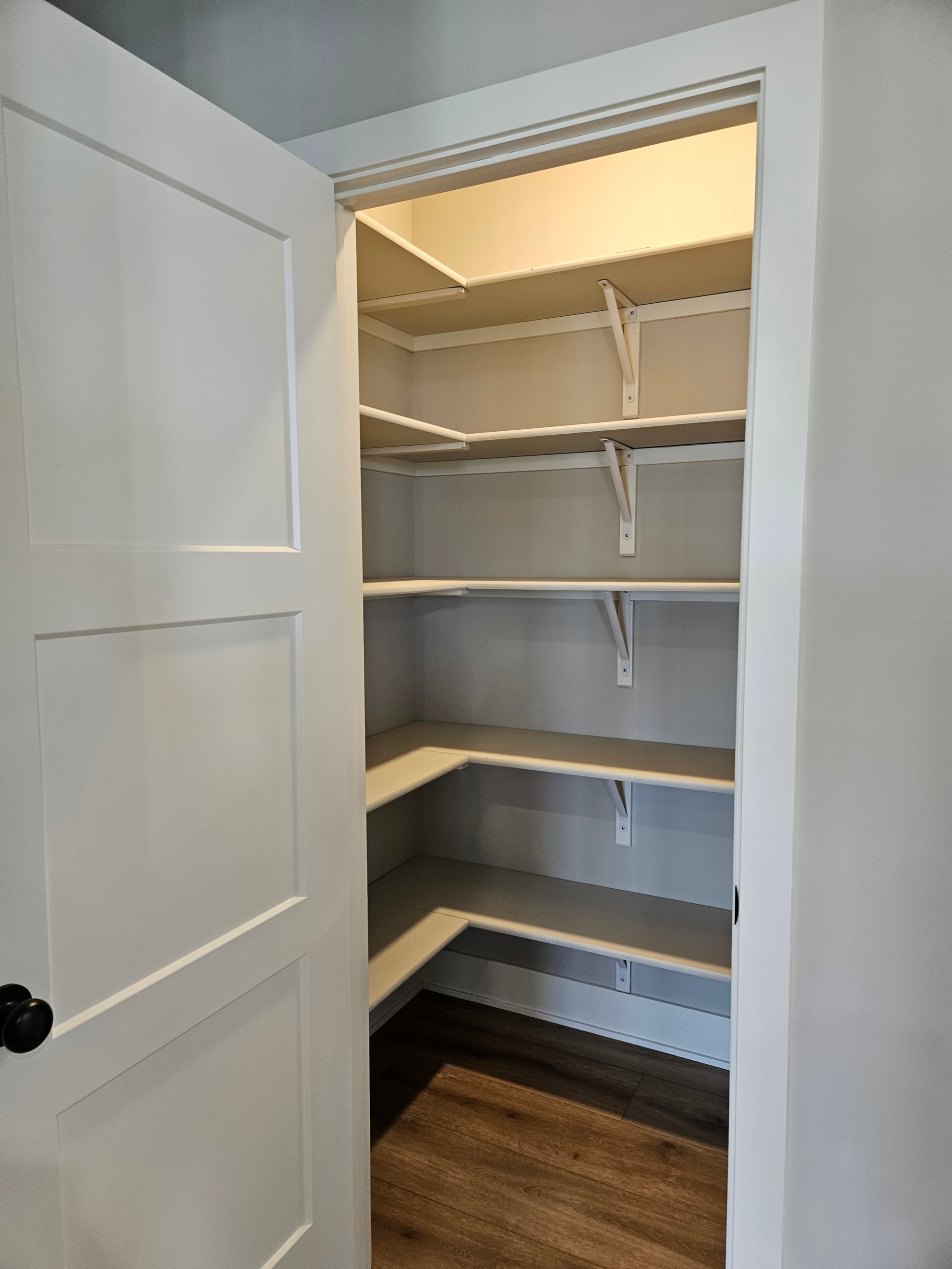 Closet shelving