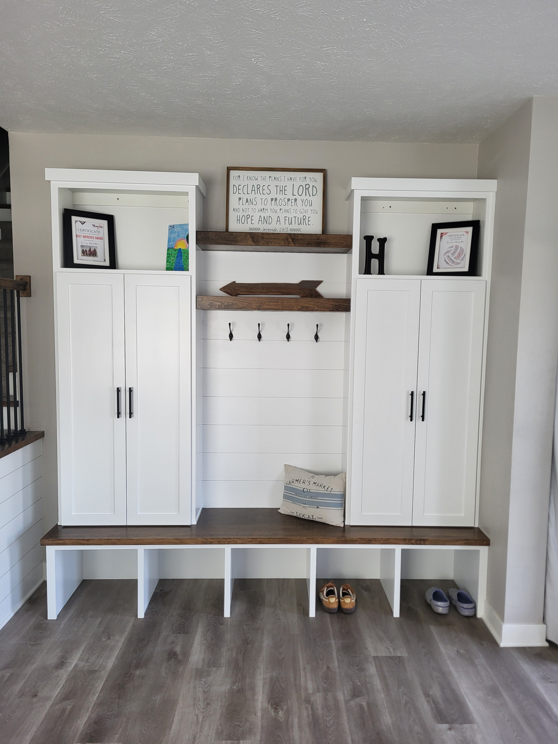 Closet shelving